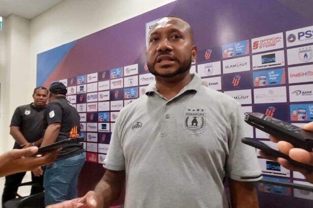 Manajer Persipura Yan Parmenas