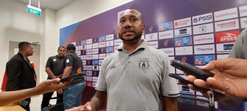 Manajer Persipura Yan Parmenas