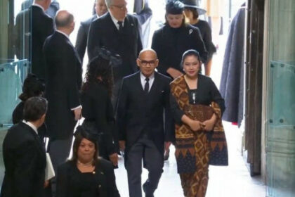 Gaya Busana Dubes RI dan Istri