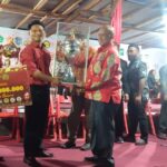 Penjabat Bupati Sarmi Markus O. Mansnembra SH., MM menyerahkan Piala Bergilir dan uang tunai sebesar Rp. 10.000.000 serta tambahan bonus uang Rp. 10.000 kepada Paduan Suara Maranata Mararena yang memperoleh nilai tertinggi 81,50 dengan peringkat Champion.