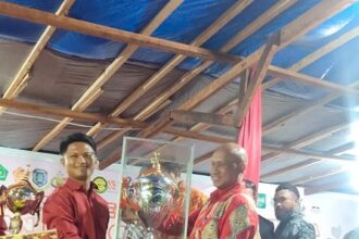Penjabat Bupati Sarmi Markus O. Mansnembra SH., MM menyerahkan Piala Bergilir dan uang tunai sebesar Rp. 10.000.000 serta tambahan bonus uang Rp. 10.000 kepada Paduan Suara Maranata Mararena yang memperoleh nilai tertinggi 81,50 dengan peringkat Champion.