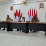 PJ Gubernur Apolo Safanpo didampingi Kapolres Merauke dan Asisten 1 Setda Papua Selatan pada kesempatan jumpa pers di Merauke, ibukota Provinsi Papua Selatan, Selasa (10/1)