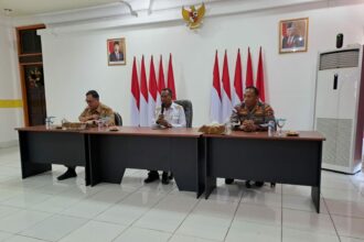 PJ Gubernur Apolo Safanpo didampingi Kapolres Merauke dan Asisten 1 Setda Papua Selatan pada kesempatan jumpa pers di Merauke, ibukota Provinsi Papua Selatan, Selasa (10/1)