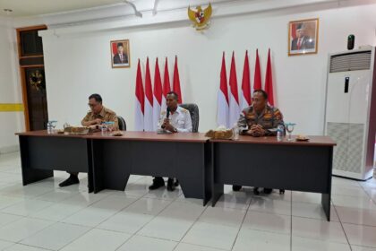 PJ Gubernur Apolo Safanpo didampingi Kapolres Merauke dan Asisten 1 Setda Papua Selatan pada kesempatan jumpa pers di Merauke, ibukota Provinsi Papua Selatan, Selasa (10/1)