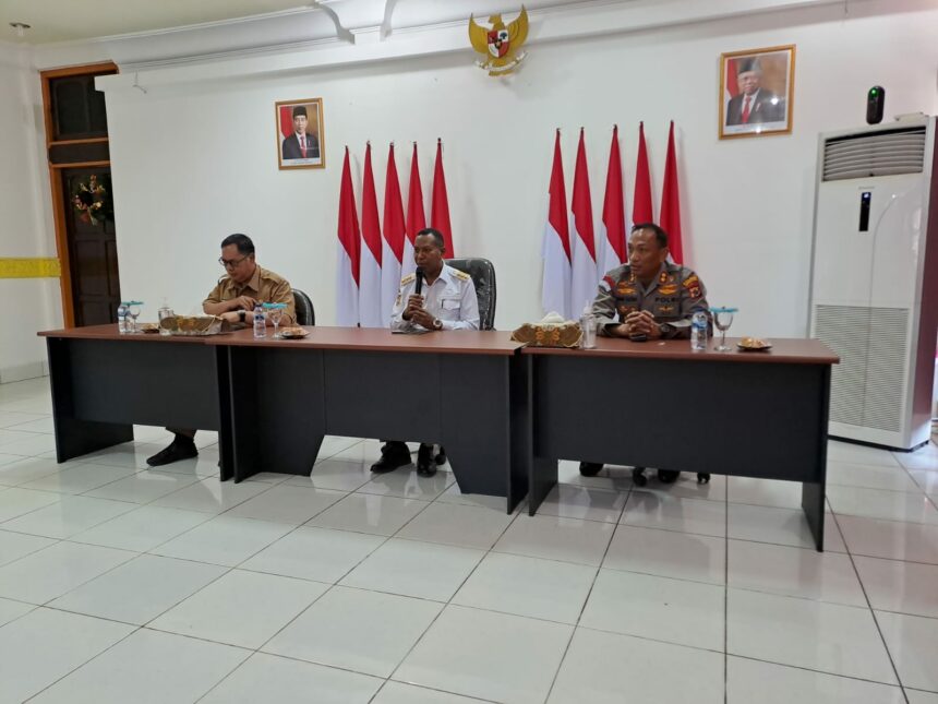PJ Gubernur Apolo Safanpo didampingi Kapolres Merauke dan Asisten 1 Setda Papua Selatan pada kesempatan jumpa pers di Merauke, ibukota Provinsi Papua Selatan, Selasa (10/1)