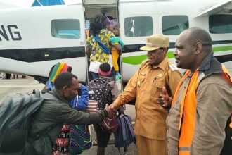 Pj Bupati Kabupaten Intan Jaya, Apolos Bagau, ST didampingi Kepala Dinas Sosial Kabupaten Intan Jaya, Oni Dendegau membuka penerbangan secara resmi untuk pemulangan pengungsi asal Intan Jaya yang mengungsi ke Nabire, Paniai dan Timika sejak 2019 di bandara Douw Atarure, Nabire, Papua Tengah pada 1 Agustus 2023. (Dok AB - Diskominfo Intan Jaya)