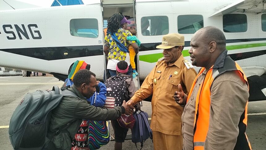 Pj Bupati Kabupaten Intan Jaya, Apolos Bagau, ST didampingi Kepala Dinas Sosial Kabupaten Intan Jaya, Oni Dendegau membuka penerbangan secara resmi untuk pemulangan pengungsi asal Intan Jaya yang mengungsi ke Nabire, Paniai dan Timika sejak 2019 di bandara Douw Atarure, Nabire, Papua Tengah pada 1 Agustus 2023. (Dok AB - Diskominfo Intan Jaya)