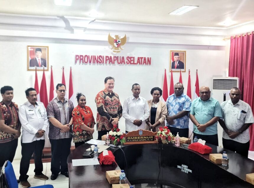 Foto bersama dalam acara penandatanganan Mou Pemprov Papua Selatan Bersama Indonesia Education Partnerships. (Foto : tiffanews.co.id/istimewa)