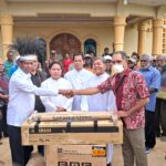 Pj. Gubernur Papua Selatan, Apolo Safanpo saat memberikan bantuan Alat Musik kepada Gereja Paroki St. Fransiskus Xaverius Asiki. (Foto: tiffanews.co.id/Ron)