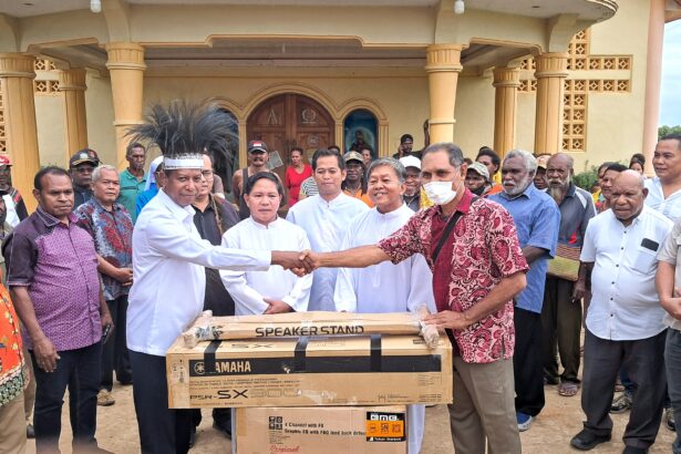 Pj. Gubernur Papua Selatan, Apolo Safanpo saat memberikan bantuan Alat Musik kepada Gereja Paroki St. Fransiskus Xaverius Asiki. (Foto: tiffanews.co.id/Ron)