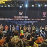 Pemerintah Provinsi Papua Selatan melalui Kepala Dinas Kesehatan Provinsi Papua Selatan, dr. Benedicta Herlina Rahangiar, MARS., menerima penghargaan Universal Health Coverage (UHC) dari pemerintah pusat yang diserahkan lansung oleh Wakil Presiden RI, Ma’ruf Amin. (Foto: tiffanews.co.id/istimewa)