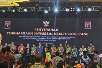 Pemerintah Provinsi Papua Selatan melalui Kepala Dinas Kesehatan Provinsi Papua Selatan, dr. Benedicta Herlina Rahangiar, MARS., menerima penghargaan Universal Health Coverage (UHC) dari pemerintah pusat yang diserahkan lansung oleh Wakil Presiden RI, Ma’ruf Amin. (Foto: tiffanews.co.id/istimewa)
