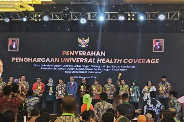 Pemerintah Provinsi Papua Selatan melalui Kepala Dinas Kesehatan Provinsi Papua Selatan, dr. Benedicta Herlina Rahangiar, MARS., menerima penghargaan Universal Health Coverage (UHC) dari pemerintah pusat yang diserahkan lansung oleh Wakil Presiden RI, Ma’ruf Amin. (Foto: tiffanews.co.id/istimewa)