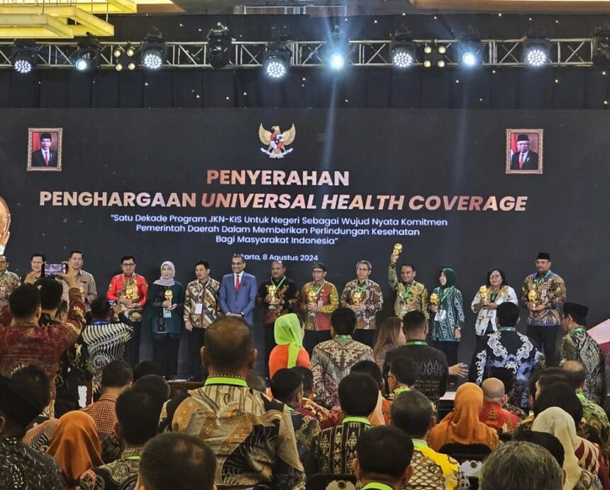 Pemerintah Provinsi Papua Selatan melalui Kepala Dinas Kesehatan Provinsi Papua Selatan, dr. Benedicta Herlina Rahangiar, MARS., menerima penghargaan Universal Health Coverage (UHC) dari pemerintah pusat yang diserahkan lansung oleh Wakil Presiden RI, Ma’ruf Amin. (Foto: tiffanews.co.id/istimewa)